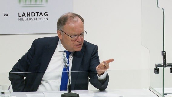 Ministerpräsident Stephan Weil (SPD) spricht bei einer Pressekonferenz. © NDR 