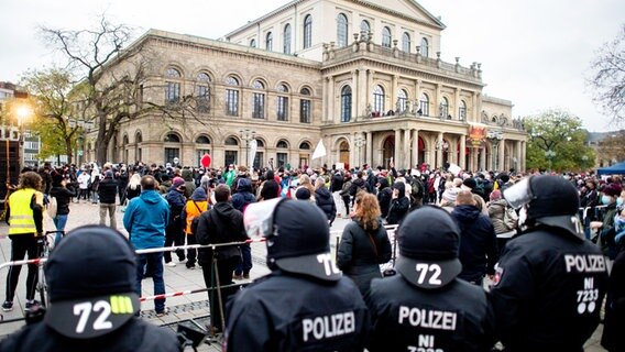 Polizisten sichern eine Demonstration der Initiative "Querdenken" gegen die Corona-Maßnahmen auf dem Opernplatz. © picture alliance/dpa Foto: Hauke-Christian Dittrich