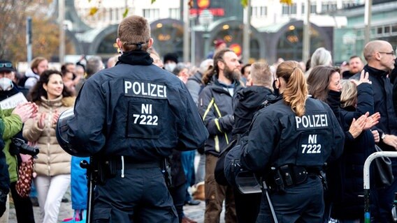 Hannover: Polizisten sichern eine Demonstration gegen die Corona-Maßnahmen auf dem Opernplatz in Hannover. © dpa-Bildfunk Foto: Hauke-Christian Dittrich
