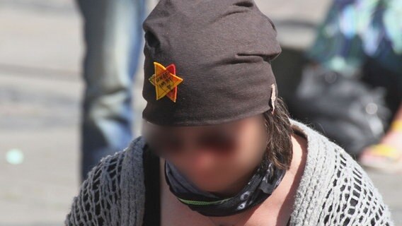 Eine Gegnerin der Corona-Maßnahmen trägt bei einer Demonstration einen gelben Davidstern mit der Aufschrift "ungeimpft". © monitorex 