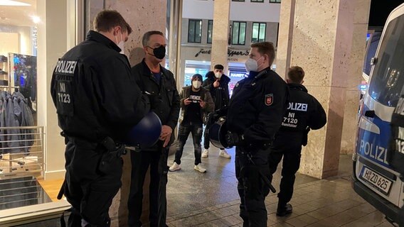 Polizisten halten einen Mann in der Innenstadt in Hannover fest. © NDR Foto: Bertil Starke