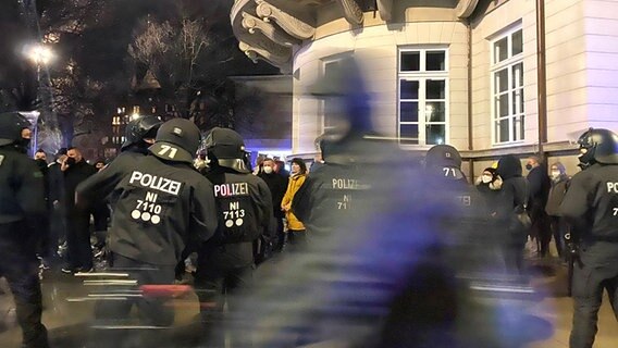 Polizisten drängen Demonstranten bei einem Protest ab. © NDR Foto: Bertil Starke