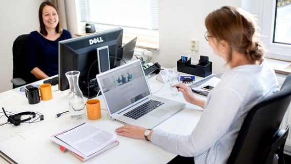 Zwei Frauen sitzen in einem Coworking-Arbeitsraum von "Space" an der Lister Meile. © dpa-Bildfunk Foto: Hauke-Christian Dittrich