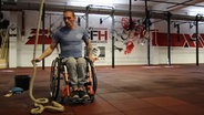 Sportler Nawid Reinermann trainiert in einem Fitnessstudio. © NDR Foto: Eric Klitze