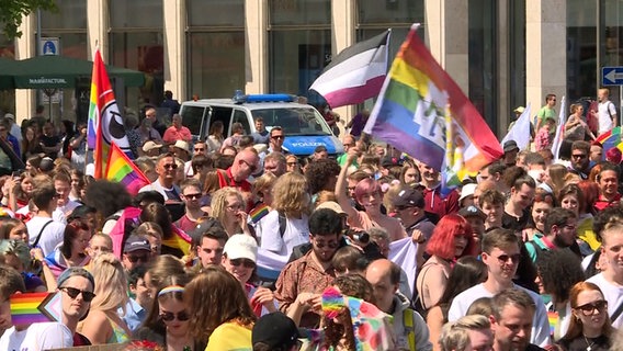 Zahlreiche Personen nehmen am Christopher Street Day teil. © TeleNewsNetwork 