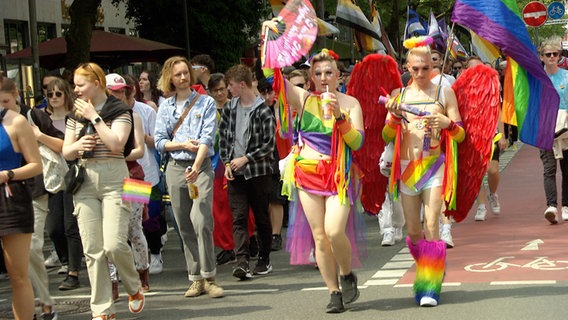 Teilnehmer des Umzuges zum Christopher Street Day in Hannover © NDR 