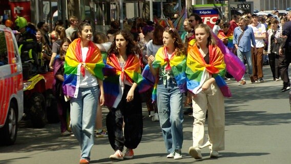 Teilnehmer des Umzuges zum Christopher Street Day in Hannover © NDR 