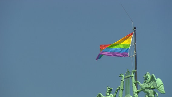 Eine Regenbogenflagge weht in Hannover anlässlich des Christopher Street Days in Hannover. © NDR 