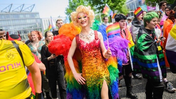 Teilnehmer gehen beim Christopher Street Day (CSD) durch die Innenstadt Hannovers. © dpa-Bildfunk Foto: Julian Stratenschulte