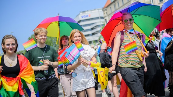 Hanower: Uczestnicy spacerują po centrum miasta w dniu Christopher Street Day (CSD).  © dpa-Bildfunk Zdjęcie: Julian Stratenschulte