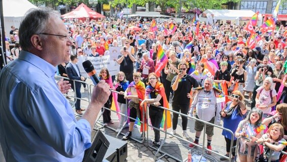 Stephan Weil (SPD), Ministerpräsident von Niedersachsen, spricht beim Christopher Street Day (CSD) auf dem Opernplatz. © dpa Foto: Julian Stratenschulte