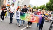 Teilnehmer gehen beim Christopher Street Day (CSD) durch die Innenstadt Hannovers und halten ein Banner mit der Aufschrift "Wir lieben Vielfalt". © dpa-Bildfunk Foto: Michael Matthey