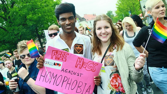 Teilnehmer des Christopher Street Day in Hannover halten einen Banner gegen Homophobie in den Händen. © www.gaypeople.de 