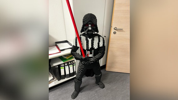 Eine große Figur von Darth Vader aus Lego. © Polizeidirektion Hannover 