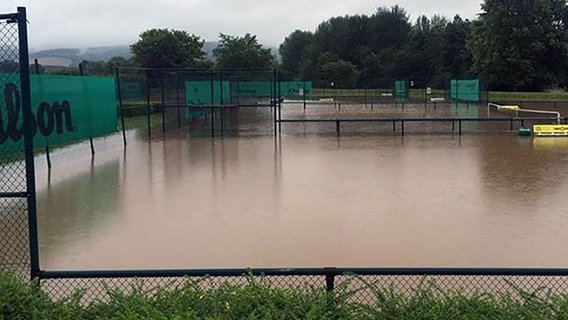 Ein überfluteter Tennisplatz in Bad Salzdetfurth. © Niedersächsischer Tennisverband 