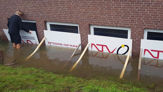 Ein Gebäude in Bad Salzdetfurth wird vor Hochwasser geschützt. © Niedersächsischer Tennisverband 