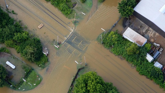 Hochwasser steht auf dem Bahnübergang in Groß Düngen bei Hildesheim. © dpa Foto: Stefan Rampfel