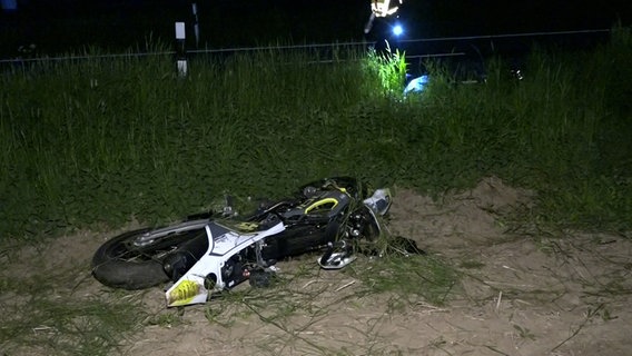Ein Motorrad liegt neben einer Straße. © HannoverReporter 