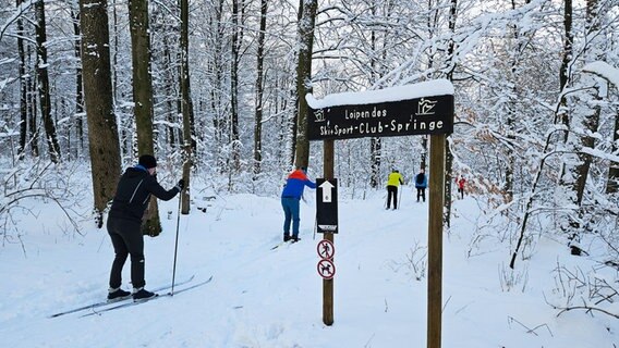 Langläufer sind im verschneiten Deister unterwegs. © NDR Foto: Bernd Reiser