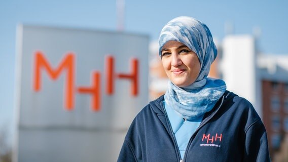 Farah Demir, Intensivkrankenpflegerin auf der Covid-19-Intensivstation, steht vor dem Campus der Medizinischen Hochschule Hannover (MHH). © dpa-Bildfunk Foto: Ole Spata