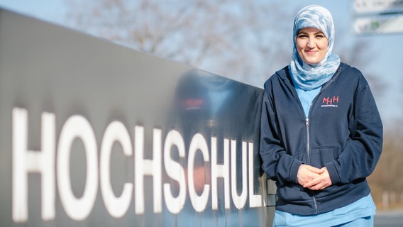 Farah Demir, Intensivkrankenpflegerin auf der Covid-19-Intensivstation, spricht vor dem Campus der Medizinischen Hochschule Hannover (MHH) mit einer Journalistin. © dpa-Bildfunk Foto: Ole Spata