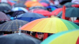 Viele von oben fotografierte Regenschirme. © dpa-Bildfunk Foto: Peter Steffen