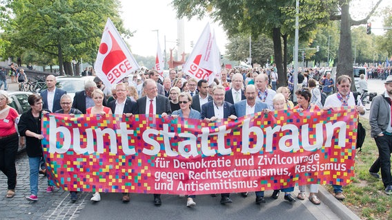 In Hannover wird gegen Rassismus demonstriert - angeführt von Ministerpräsident Weil. © dpa-Bildfunk Foto: Julian Stratenschulte