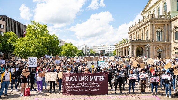 Demonstration am Opernplatz in Hannover gegen Rechts und Polizeigewalt. Ein Tranzparent mit der Aufschrift: Black lives Matter © dpa-Bildfunk Foto: Moritz Frankenberg