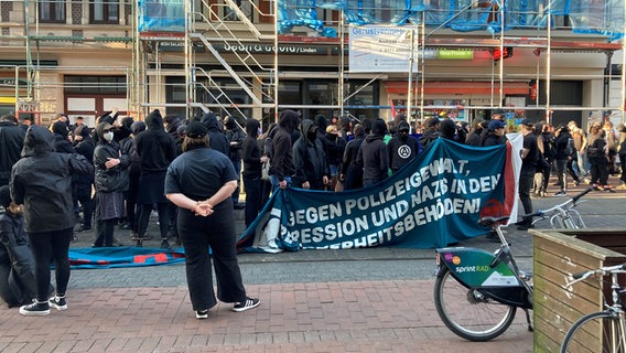 A demonstration on Limmerstrasse in Hanover.  © NDR Photo: Josy Wübben