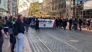 Eine Demonstration auf der Limmerstraße in Hannover. © NDR Foto: Josy Wübben