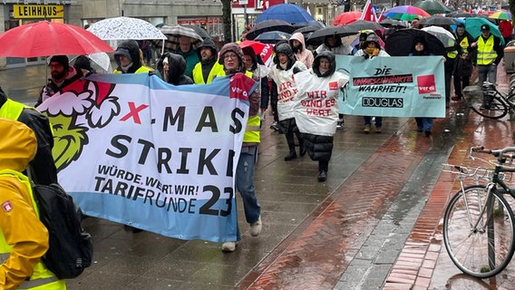 In Hannover protestieren Mitarbeitende des Einzelhandels. Die Gewerkschaft ver.di hatte sie zum Warnstreik aufgerufen. © NDR Foto: Vera Zellmer