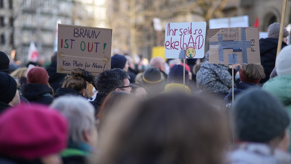 Bei einer Demo auf dem Opernplatz in Hannover halten Menschen Plakate mit der Aufschrift: "Braun ist out - kein Platz für Nazis" und "Ihr seid so ekelhAfD". © NDR Foto: Markus Golla