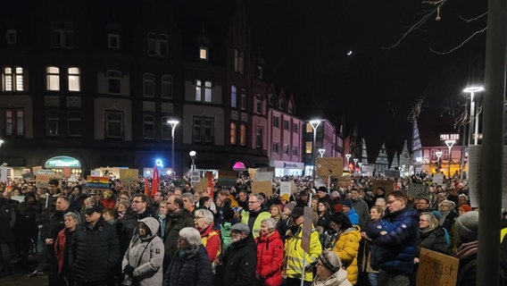 Hunderte Menschen haben sich bei einer Kundgebung abends in Wunstorf versammelt. © NDR Foto: Jan Bockemüller