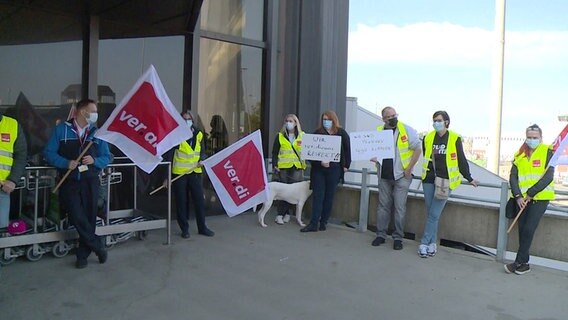 Security personnel demonstrated at Hanover Airport with signs and Verdi flags.  © TeleNewsNetwork 