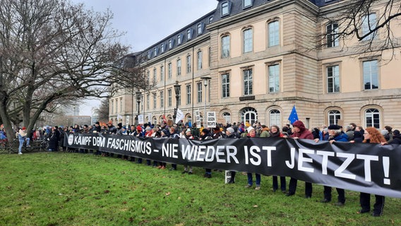Menschen demonstrieren in Hannover gegen Rechtspopulismus. © NDR Foto: Annika Fallak