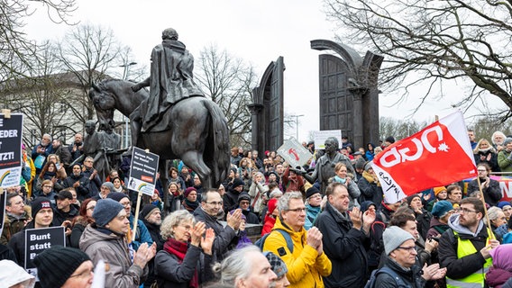 Menschen demonstrieren in Hannover gegen Rechtspopulismus. © Michael Matthey/dpa Foto: Michael Matthey