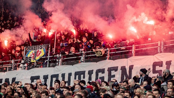 Besucher des Spiels Hannover 96 gegen den BTSV Braunschweig brennen Pyrotechnik im Stadion ab. © Axel Heimken/dpa Foto: Axel Heimken