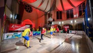 In Trikots der Bundesliga-Zweitligisten Hannover 96 und Eintracht Braunschweig spielen Pastoren und Mitarbeiter der Diakonie aus Hannover und Braunschweig in der Lutherkirche gegeneinander Fußball. © Julian Stratenschulte/dpa Foto: Julian Stratenschulte