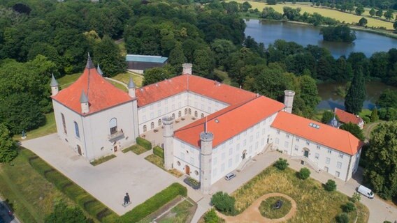 Eine Luftaufnahme vom Schloss Derneburg. Eine Luftaufnahme vom Schloss Derneburg. © dpa-Bildfunk Foto: Julian Stratenschulte