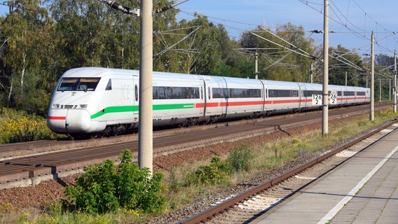 Ein ICE der Deutschen Bahn ist auf der Reise Richtung Hannover. © picture-alliance Foto: Sören Stache