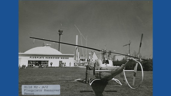 Ein schwarz/weiß Aufnahme zeigt einen Helicopter vor der Messe in Hannover. © Deutsche Messe AG 
