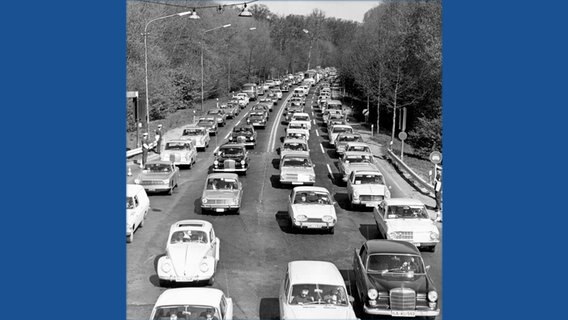 Ein schwarz/weiß Aufnahme zeigt Autos im Stau auf einer Autobahn. © Deutsche Messe AG 