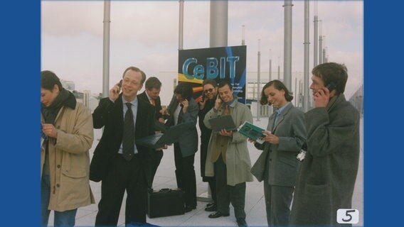 Ein alte analoge Aufnahme zeigt Besucher auf der CeBIT. © Deutsche Messe AG 