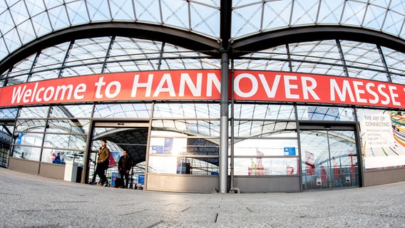 Über dem Eingang zu einer Halle auf dem Gelände der Deutschen Messe AG in Laatzen ist ein großer Schriftzug mit der Aufschrift "Welcome to Hannover Messe" zu sehen. © dpa - Bildfunk Foto: Hauke-Christian Dittrich