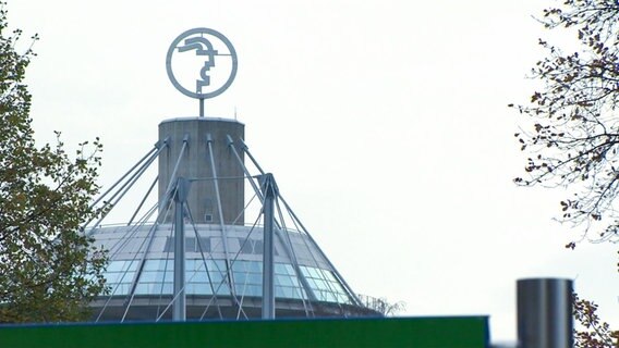 The Deutsche Messe logo on a trade fair building.  ©NDR 