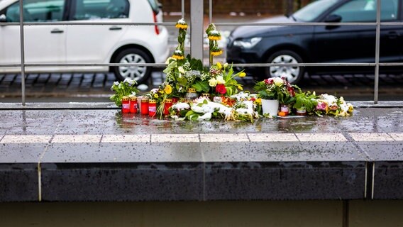 Hannover: Blumen und Kerzen liegen an einem Bahnsteig der Stadtbahnhaltestelle «Fiedelerstraße» im Stadtteil Döhren. © dpa-Bildfunk Foto: Moritz Frankenberg