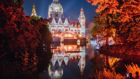 Das Neue Rathaus und Bäume in Licht getaucht beim NDR Klassik Open Air 2018 (Generalprobe). © NDR Foto: Julius Matuschik