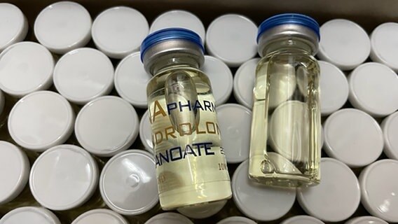 Sichergestelltes Dopingmittel in kleinen Fläschchen © Zollfahndungsamt Hannover 