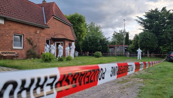 Ein Polizeiabsperrband ist vor dem Haus in Neustadt am Rübenberge zu sehen, in dem ein totes Ehepaar gefunden wurde. © dpa 