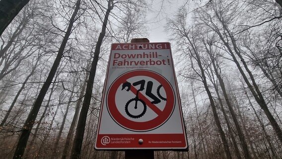 Ein Schild mit der Aufschrift: "Downhill Fahrverbot" steht in einem Wald. © dpa-Bildfunk Foto: Fernando Martinez Lopez